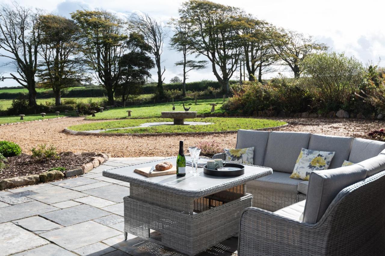 Trevidgeowe Farmhouse Bed & Breakfast โบดมิน ภายนอก รูปภาพ